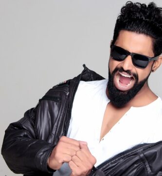 Hombre con gafas de sol y barba